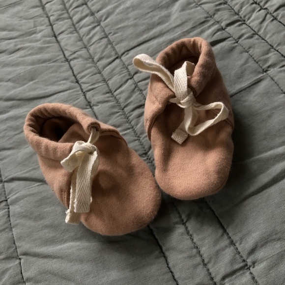 Quincy Mae baby slippers - Picture 2 of 3